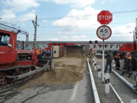 Электричка протаранила грузовик с песком в Бердске